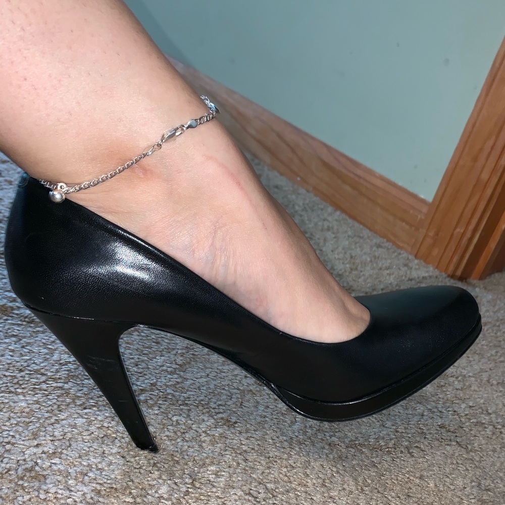 🆕 Nine West Black Pumps